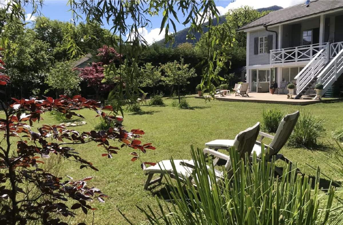 Maison blanche et jardin du Chalet blanc à Saint-Jorioz
