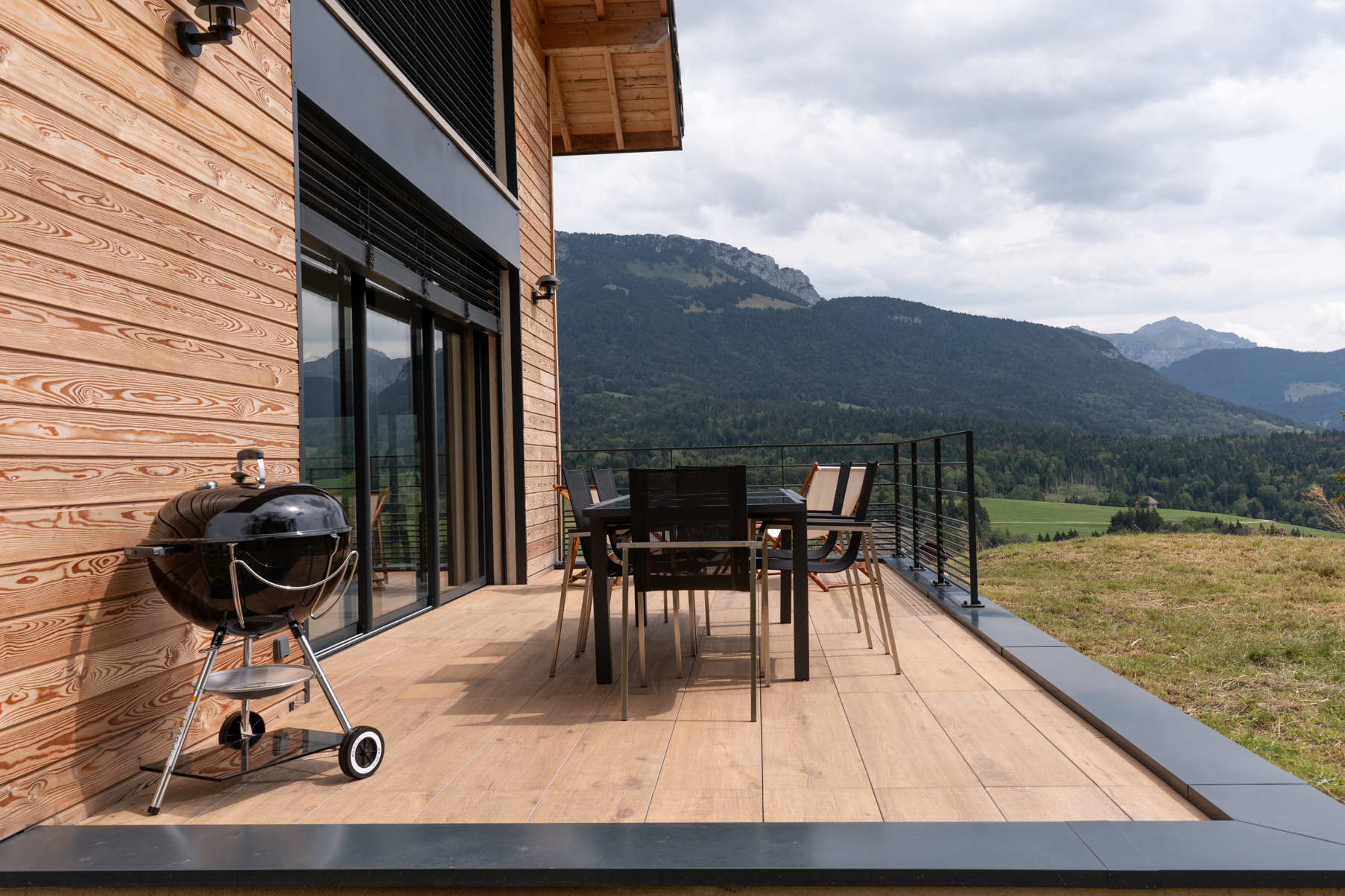 Terrasse d'un chalet face aux montagnes